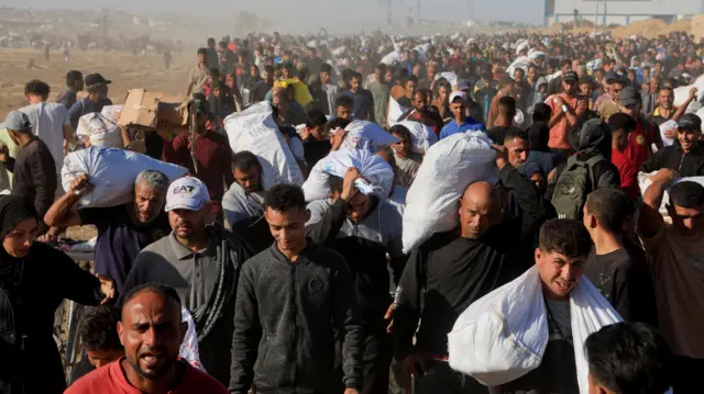 فلسطينيون في غزة يحصلون على مساعدات غذائية