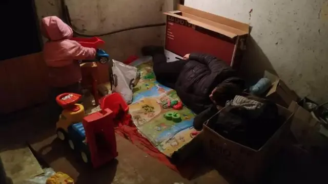 Черниговдуктар жертөлөгө оюнчуктарды алып барып беришти.