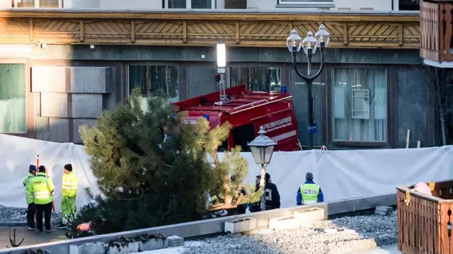 Policjanci stoją w pobliżu miejsca, gdzie w barze Le Constellation w Crans-Montana wybuchł pożar po eksplozji wczesnym rankiem w noc sylwestrową, 1 stycznia 2026 r.