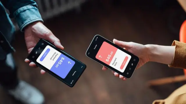 Mains avec des téléphones.