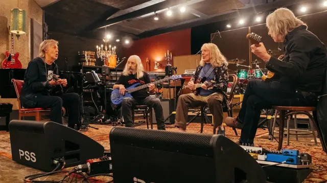 Кадр із фільму "Spinal Tap 2" - на ньому четверо літніх музикантів з гітарами сидять у музичній студії