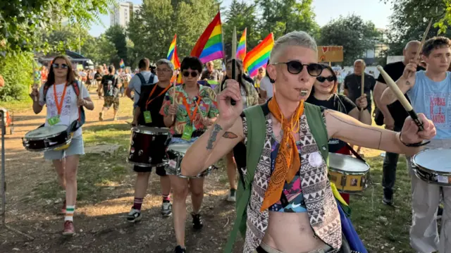 Devojka udara u bubnjeve na Paradi ponosa u Sarajevu