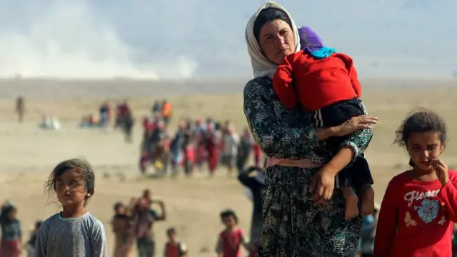 மூன்று குழந்தைகளுடன் தாய்