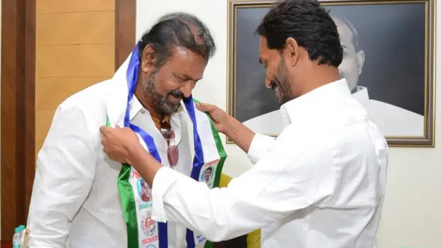 మోహన్ బాబును పార్టీలోకి ఆహ్వానిస్తున్న జగన్