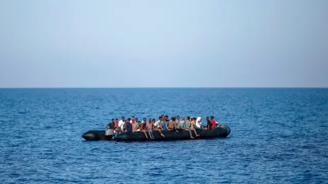 Migrantes en una balsa