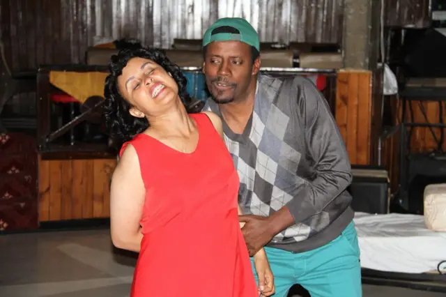 የመዓዛ ወርቁ ድርሰት የሆነው ቴአትር ላይ ኤልሳቤጥ መላኩ እና ዓለማየሁ ታደሰ ሲተውኑ