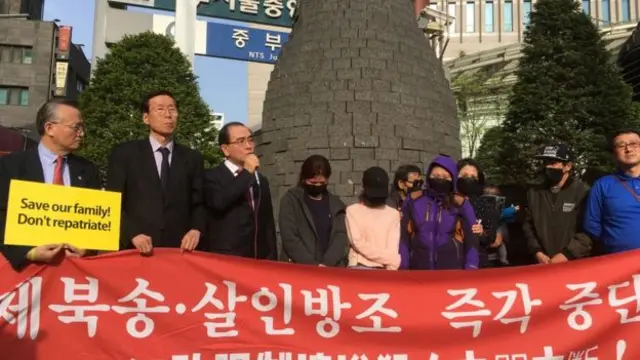 Một cuộc biểu tình trước cơ quan ngoại giao TQ ở Seoul yêu cầu không trục xuất người Bắc Hàn về nước họ - hình chỉ có tính minh họa