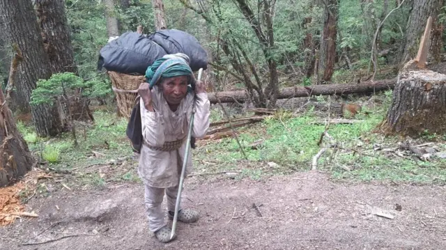 खाना लिएर पाटन जाँदै