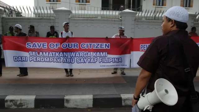 Aksi solidaritas sejumlah WNI di depan Kedubes Filipina, tahun 2016, setelah bermunculannya kasus penculikan terhadap pelaut dan nelayan WNI oleh berbagai kelompok bersenjata Filipina Selatan, khususnya kelompok Abu Sayyaf.