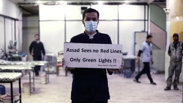ชายถือป้ายประท้วง ปธน.ซีเรีย