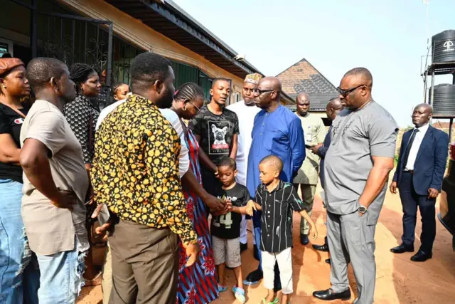 Govnor visit di Owie family 