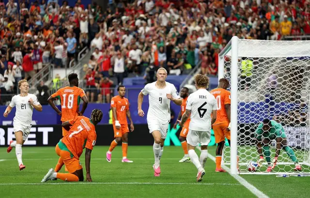 Erling Haaland (n° 9, Norvège) célèbre avec Patrick Berg (n° 6) après avoir inscrit le deuxième but de son équipe lors du match des seizièmes de finale de la Coupe du Monde de la FIFA 2026 opposant la Côte d'Ivoire à la Norvège.