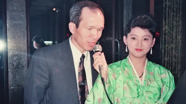 Parque Chae-seo cantandoum barkaraokêPyongyang