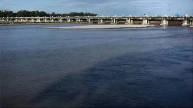 তিস্তা নদীর উজানে ভারতে তিস্তা ব্যারেজের গাজলডোবা অংশ।