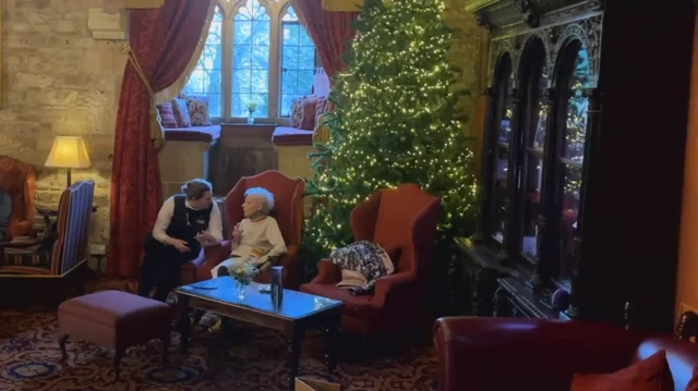 Моллі Робінсон за обідом випиває два келихи шампанського