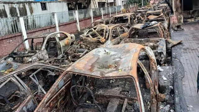 जप्त केलेली वाहने जमावाने जाळली