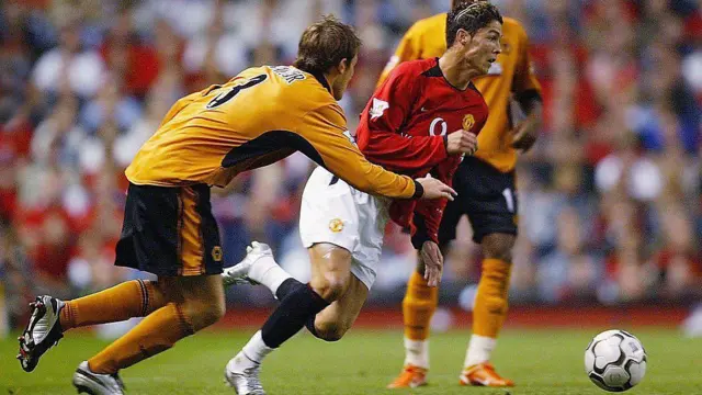 کریستیانو رونالدو در دو بازی نخست لیگ برتر مقابل بولتون و وولوز به عنوان بازیکن جانشین وارد زمین شد