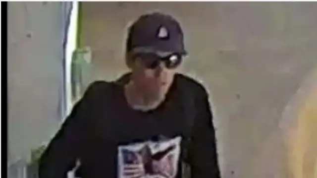 Aworan Tyler Robinson ti ko fi bẹẹ han ti FBI fi sita. O wọ aṣọ dudu, de fila dudu, o si lo igo dudu si oju rẹ