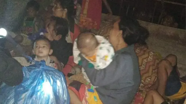 Warga Desa Sigapokna, Kecamatan Siberut Barat, Kabupaten Kepulauan Mentawai, mengungsi akibat gempa.