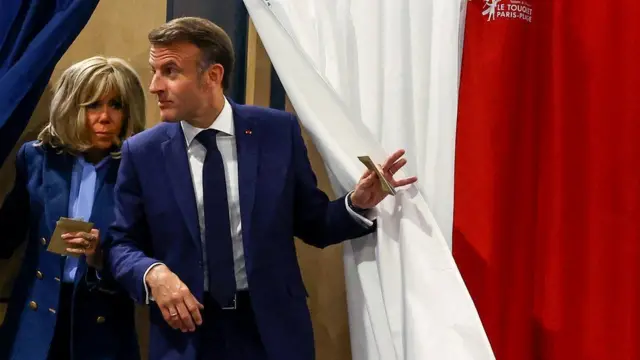 राष्ट्रपति मैक्रों और उनकी पत्नी.