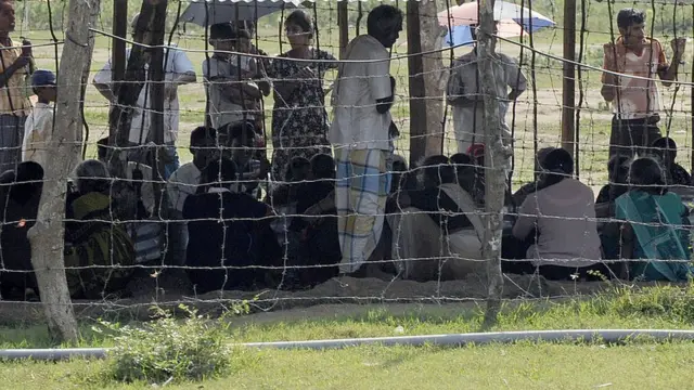 முள்வேலி முகாமில் வாழ்க்கையை தொலைத்து இன்றும் போராடும் ஈழப் பெண்