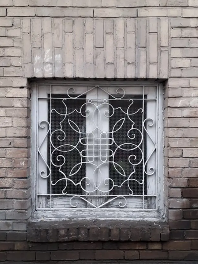 مهاجری میگوید تنوع طراحی حفاظها در جنوب شهر تهران بیشتر است - حفاظ پنجرهای در شهر ری