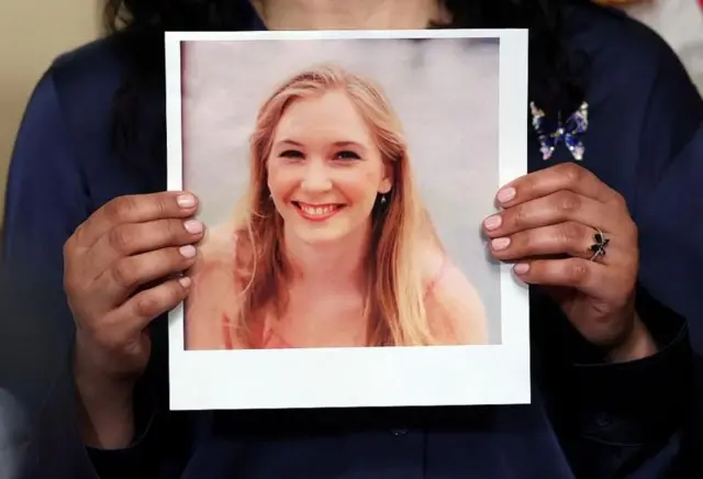 એપ્સ્ટીન કાંડ, મહિલા પત્રકારો, મહિલા પર અત્યાચાર, બીબીસી ગુજરાતી, ન્યાય વ્યવસ્થા, પીડિતા