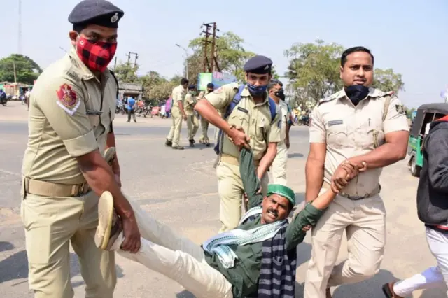 ચક્કાજામમાં અનેક લોકોની અટકાયત