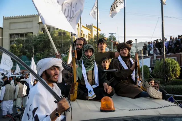 قام مسؤولون أمنيون تابعون لحكومة طالبان بتأمين مسيرة كجزء من الاحتفالات بالذكرى السنوية الخامسة لسيطرة طالبان على أفغانستان، في كابول، أفغانستان، 15 أغسطس 2026. تحتفل أفغانستان بمرور خمس سنوات على عودة طالبان إلى السلطة ودخولها كابول في 15 أغسطس 2021، بعد انهيار الحكومة السابقة وانسحاب القوات التي تقودها الولايات المتحدة.