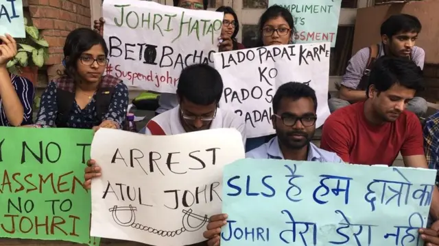 जेएनयू के प्रोफेसर के खिलाफ प्रदर्शन करते छात्र