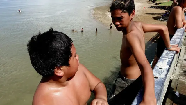 suya atlayan çocuklar.