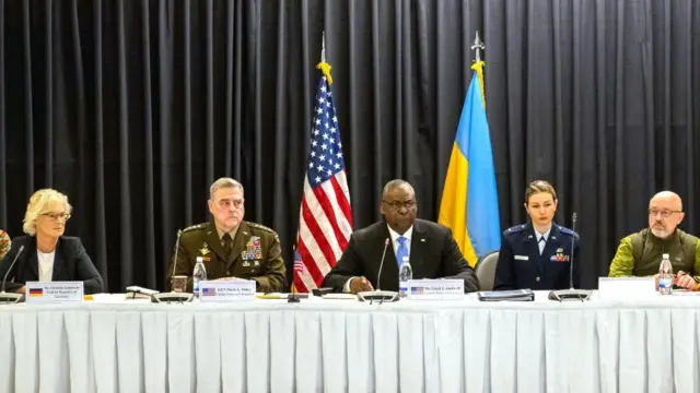 Soldan sağa: Christine Lambrecht, Mark A. Milley, Lloyd Austin, Oleksii Reznikov, Ramstein Hava Üssü.