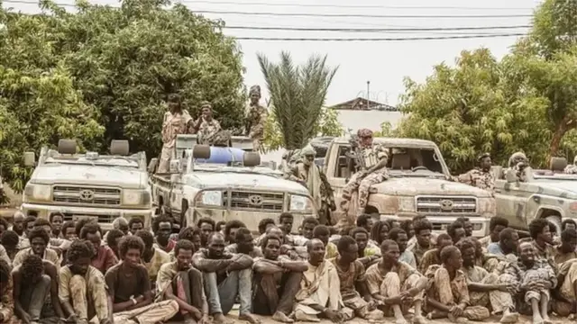 An yi holen 'Yan tawayen FACT da aka kama, tare da muggan makamansu da motoci, a shalkwatar sojin Chadi da ke birnin N'Djamena, ranar 9 Mayu 2021.