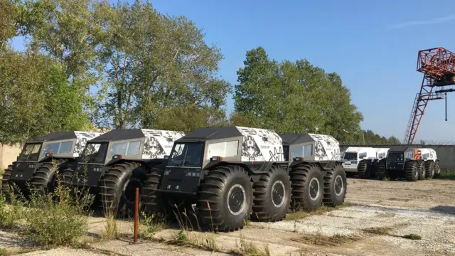 "Шерпы" во дворе завода в Санкт-Петербурге