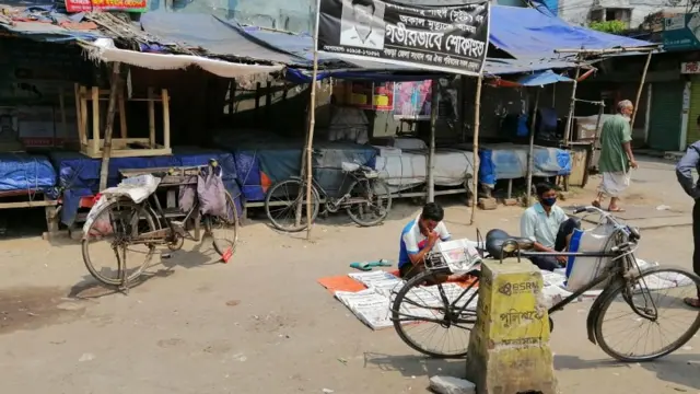 বগুড়ার সাতমাথায় সকালে পত্রিকার হকারের ভিড় থাকে যেখানে