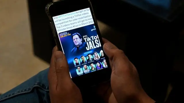 फोनमा इमरान खानको चित्र