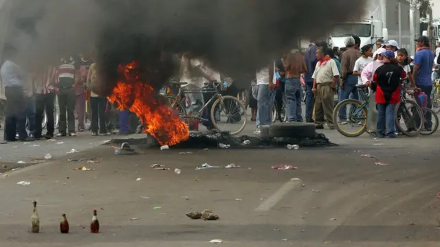 Fogueira durante os protestosaposta ganha afiliadosAtenco, México