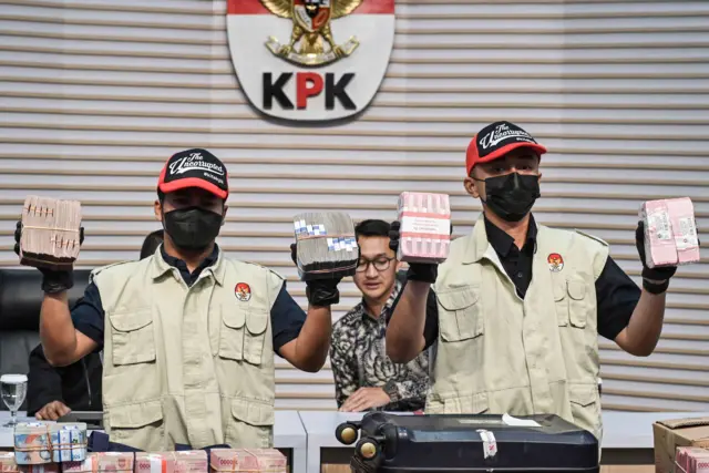 Ilustrasi: KPK melakukan operasi tangkap tangan (OTT) dan menunjukkan barang bukti saat konferensi pers di Gedung KPK, Jakarta.