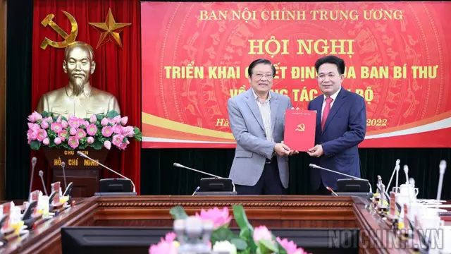 Ông Phan Đình Trạc, Ủy viên Bộ Chính trị, Bí thư Trung ương Đảng, Trưởng Ban Nội chính Trung ương trao Quyết định và chúc mừng ông Nguyễn Văn Yên làm Phó Trưởng Ban Tổ chức Trung ương vào ngày 28/1/2022