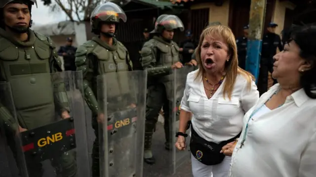 Сторонники оппозиции на границе с Колумбией требуют от солдат пропустить грузовики с гуманитарной помощью