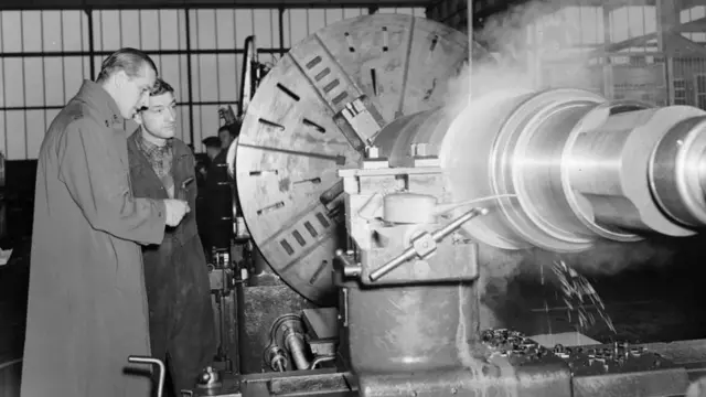 فيليب في زيارة مصنع صلب