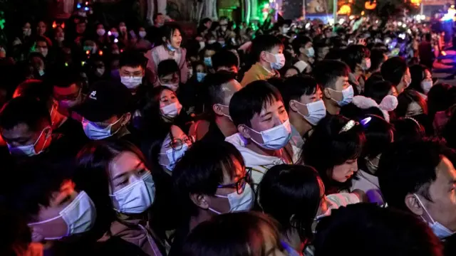 Люди в Ухани