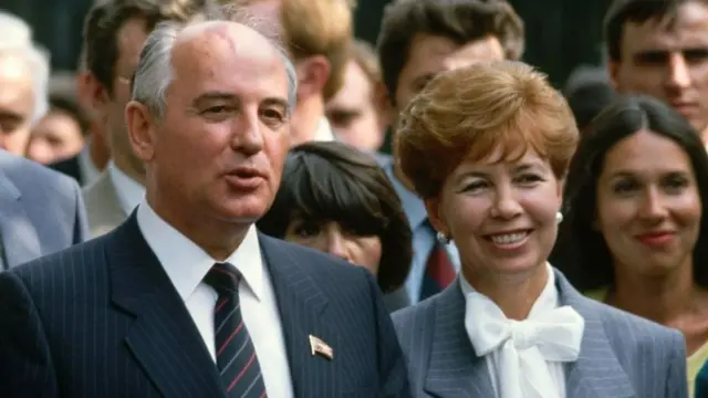 गोर्बाचेव्ह आपल्या पत्नी राईसा यांच्यासह