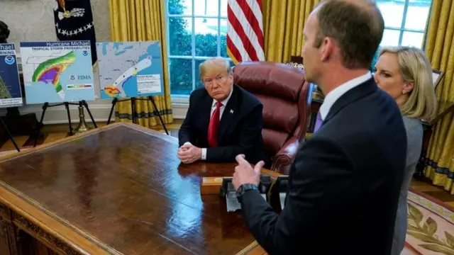 مساعدو الرئيس الأمريكي دونالد ترامب يبلغوه في البيت الأبيض بآخر تطورات الإعصار
