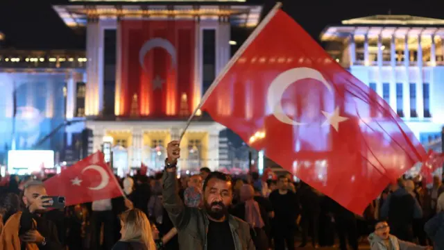 জয়ের পর প্রেসিডেন্সিয়াল প্যালেসের বাইরে জড়ো জন সমর্থকরা