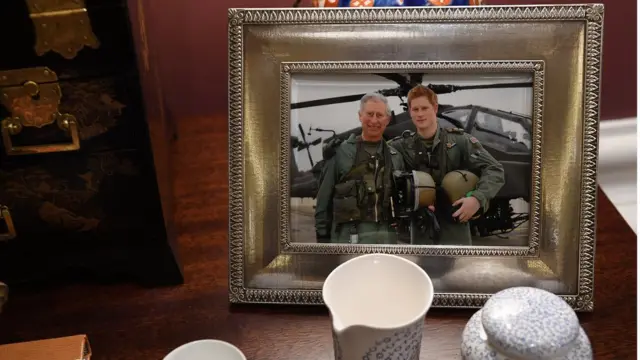 фото принца Чарльза с Гарри во время прохождения службы в армии