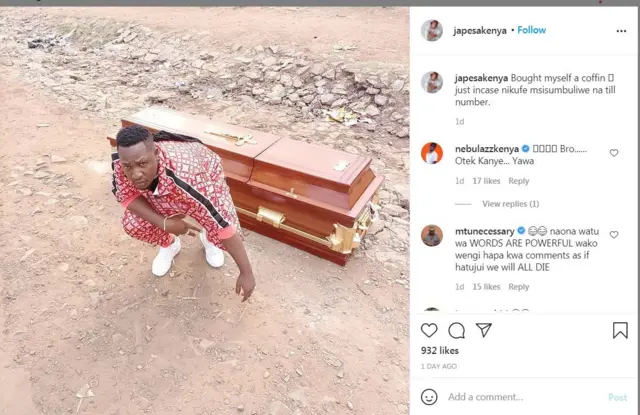 Phillip Ptaroba Okoyo ya fọto pẹlu posi rẹ