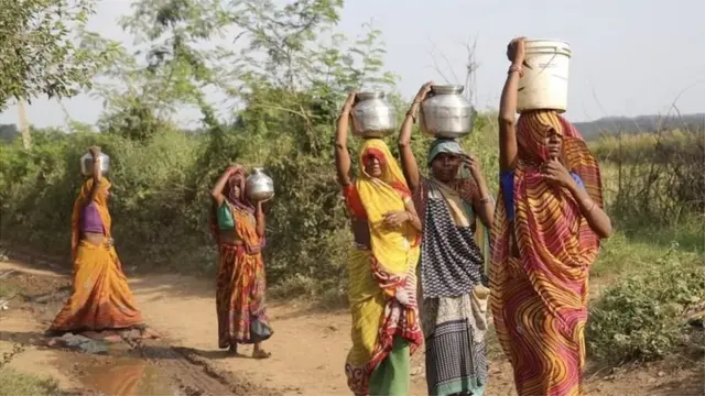 پانی بھرنا عام طور پر حواتین کی ذمہ داری سمجھی جاتی ہے