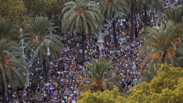 カタルーニャ州議会議事堂の近くで独立支持派がデモを行った（10日、スペイン・バルセロナ）