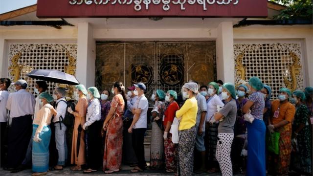 緬甸最大城市仰光的民眾正在排隊等待投票。